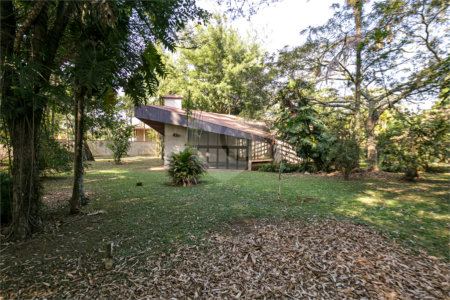 Casa à venda com 5 quartos, sendo 3 suítes, no condomínio Chácara Flora, São Paulo - SP