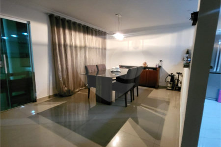 Casa à venda com 4 quartos, sendo 3 suítes, no condomínio Residencial Nelson Pinto, Rio de Janeiro - RJ