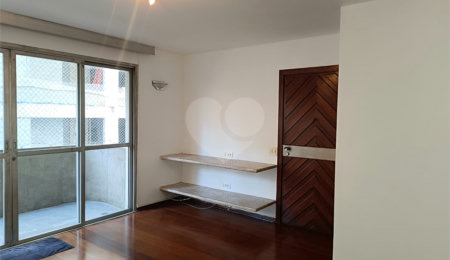 Apartamento à venda com 3 quartos, sendo 1 suíte,  em Moema, São Paulo, SP