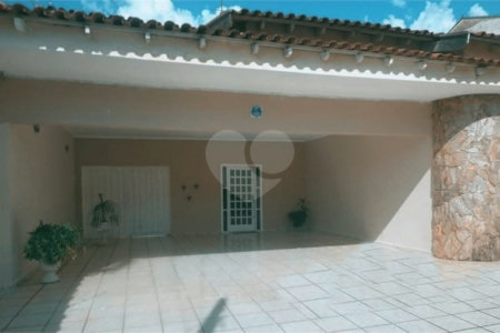 Casa Térrea com 3 dormitórios, sendo 1 suíte.