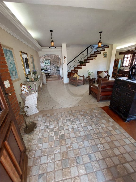 Casa à venda ou para alugar com 5 quartos, sendo 1 suíte, em Cumbari, Mairiporã, SP