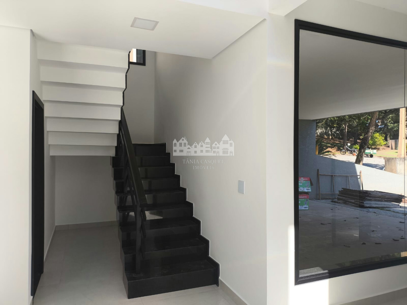 Casa à venda com 5 quartos, sendo 3 suítes, no condomínio Figueira Garden, Atibaia - SP