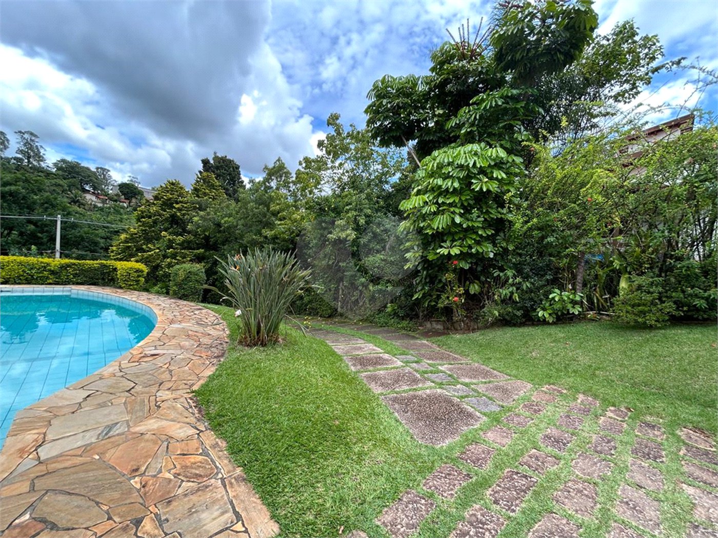 Casa à venda com 5 quartos, sendo 3 suítes, no condomínio Estância Marambaia, Vinhedo - SP