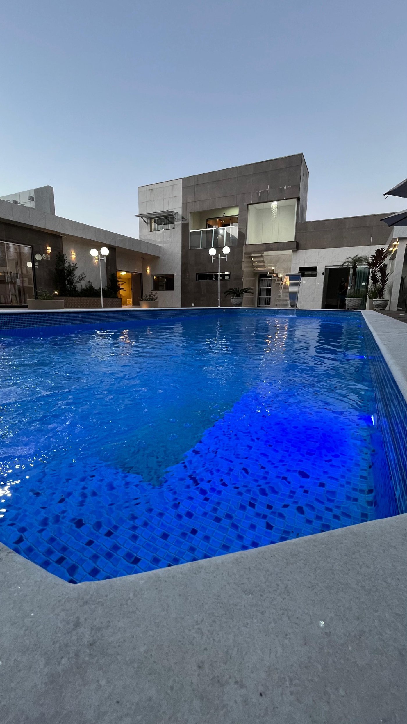 Casa à venda com 8 quartos, sendo 2 suítes, em Flórida, Praia Grande, SP