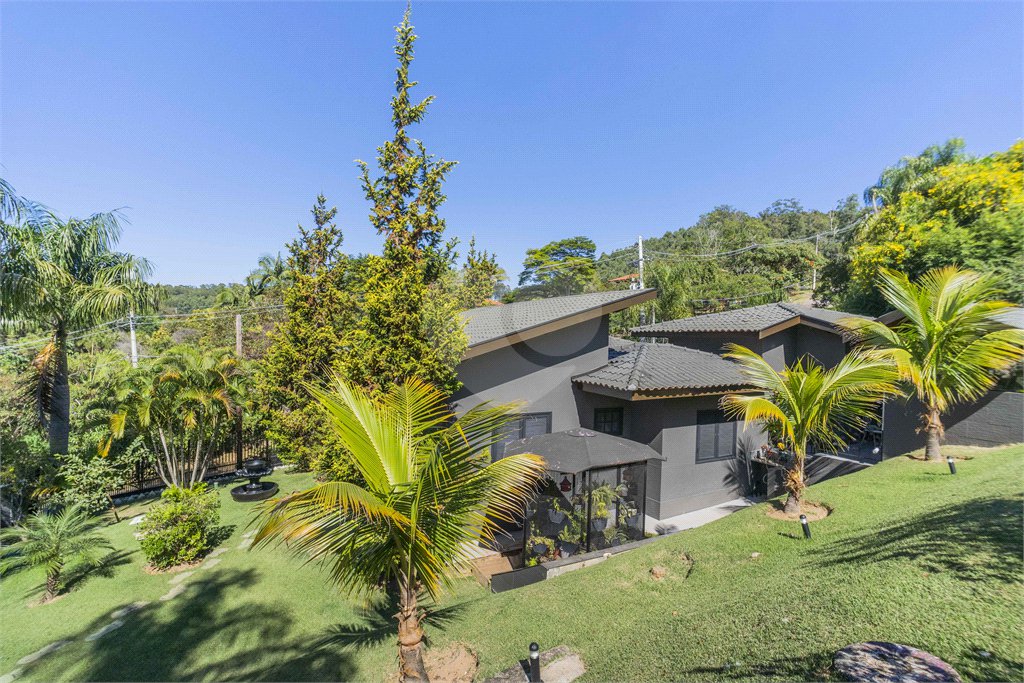Casa à venda com 5 suítes no condomínio Vale da Santa Fé, Vinhedo - SP