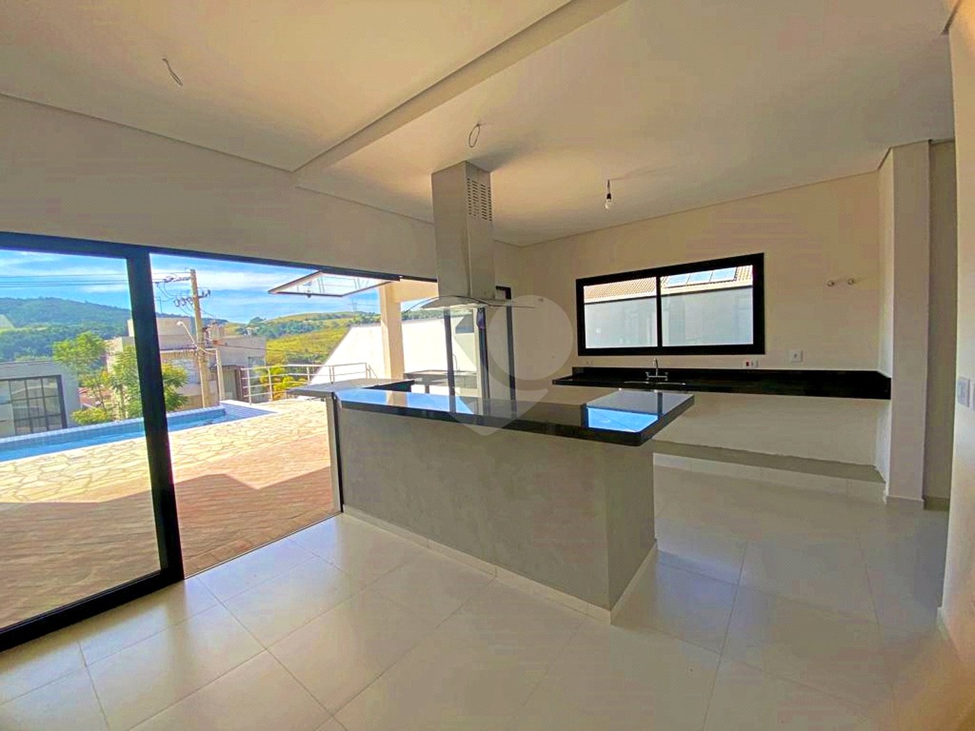 Casa à venda com 3 suítes no condomínio Santa Isabel I, Louveira - SP