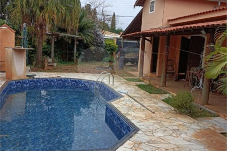 Casa térrea com piscina no Residencial Samambaia.