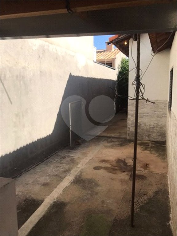 Casa térrea com 3 dormitórios, sendo 1 suíte.