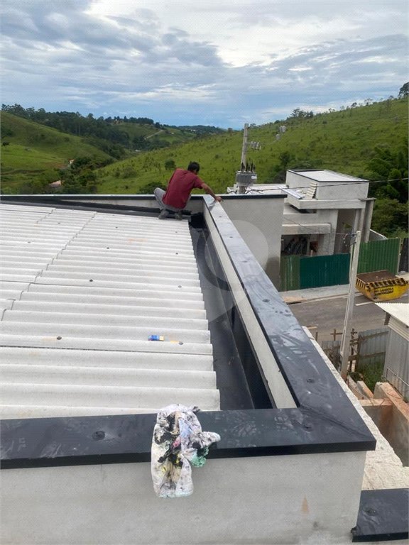 Casa à venda com 3 quartos, sendo 1 suíte,  no condomínio Residencial Club Entresseras, Santa Isabel - SP