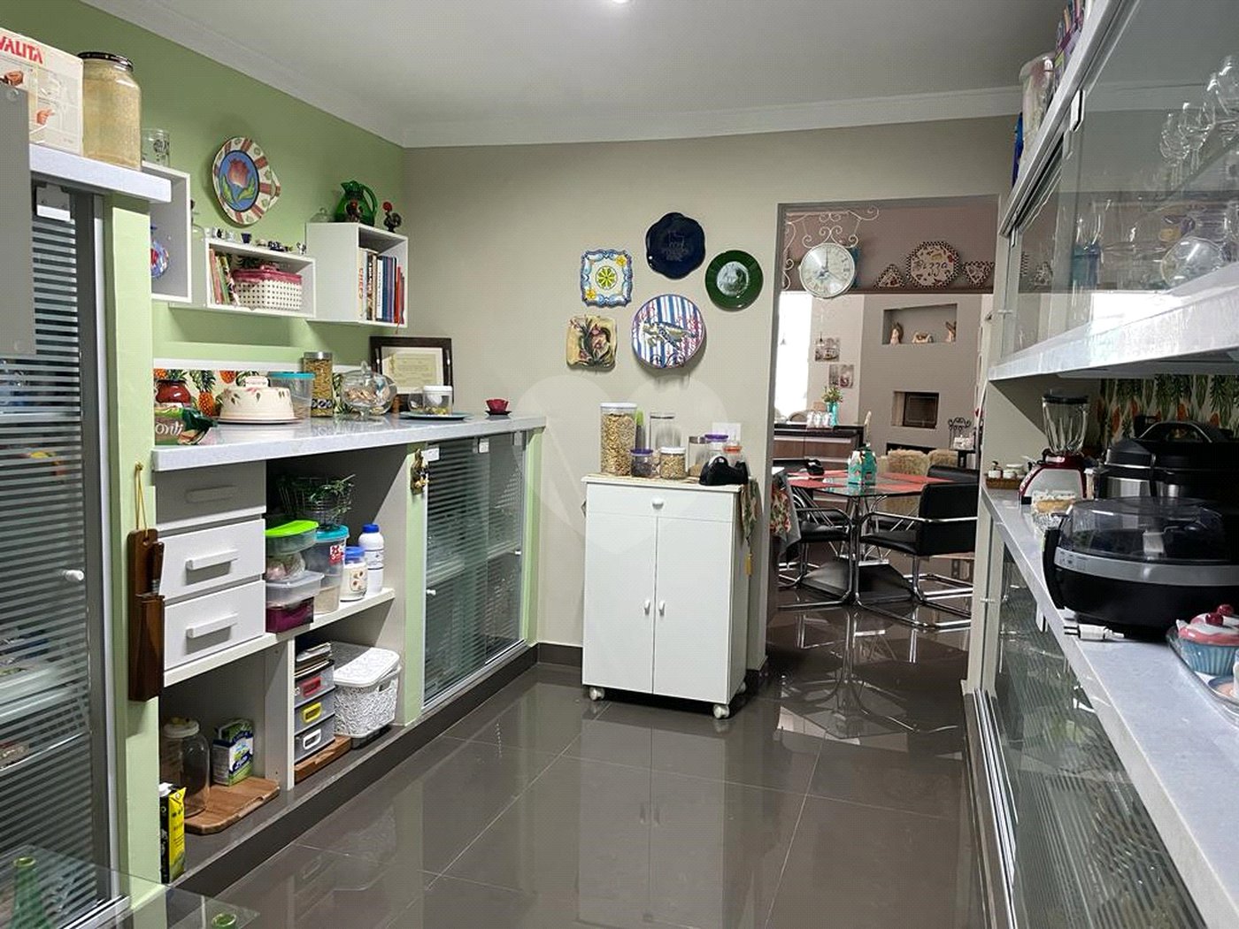 Casa à venda com 4 quartos, sendo 3 suítes, no condomínio Vila Hípica I, Vinhedo - SP