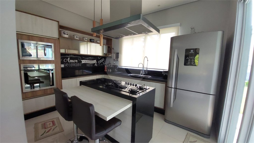 Casa à venda com 4 suítes no condomínio Figueira Garden, Atibaia - SP