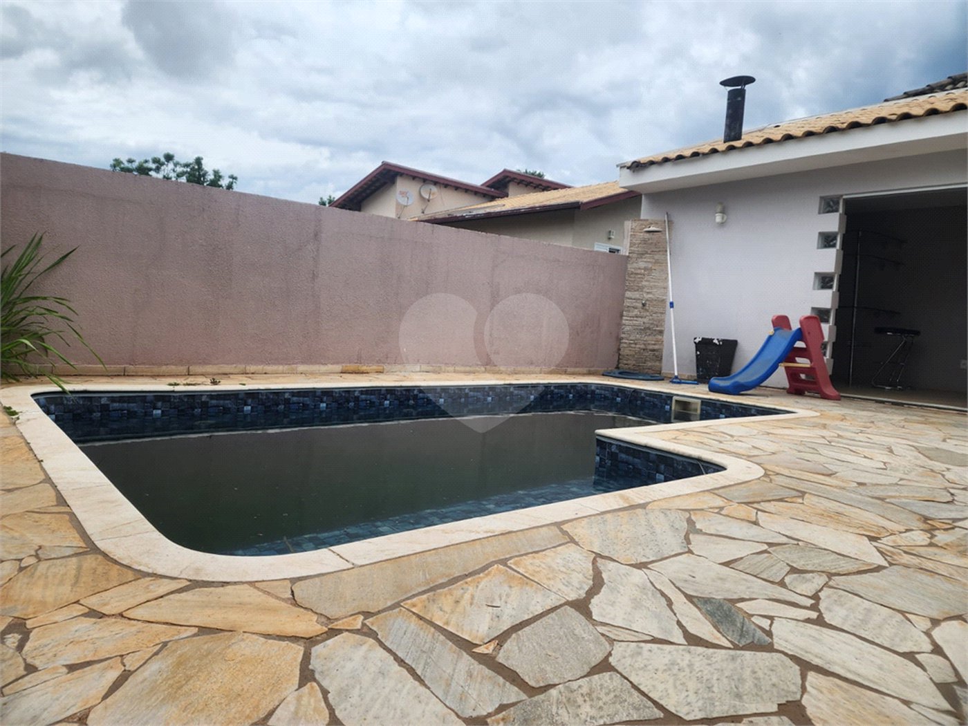 Casa à venda com 3 quartos, sendo 1 suíte, no condomínio Terras de São Francisco, Vinhedo - SP