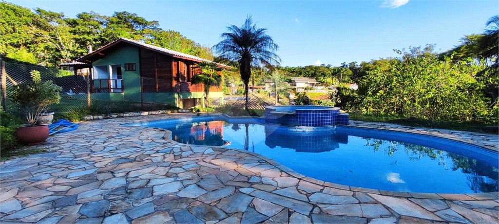 Casa à venda com 2 quartos, sendo 1 suíte, no condomínio Chácara Pedra Grande, Atibaia - SP