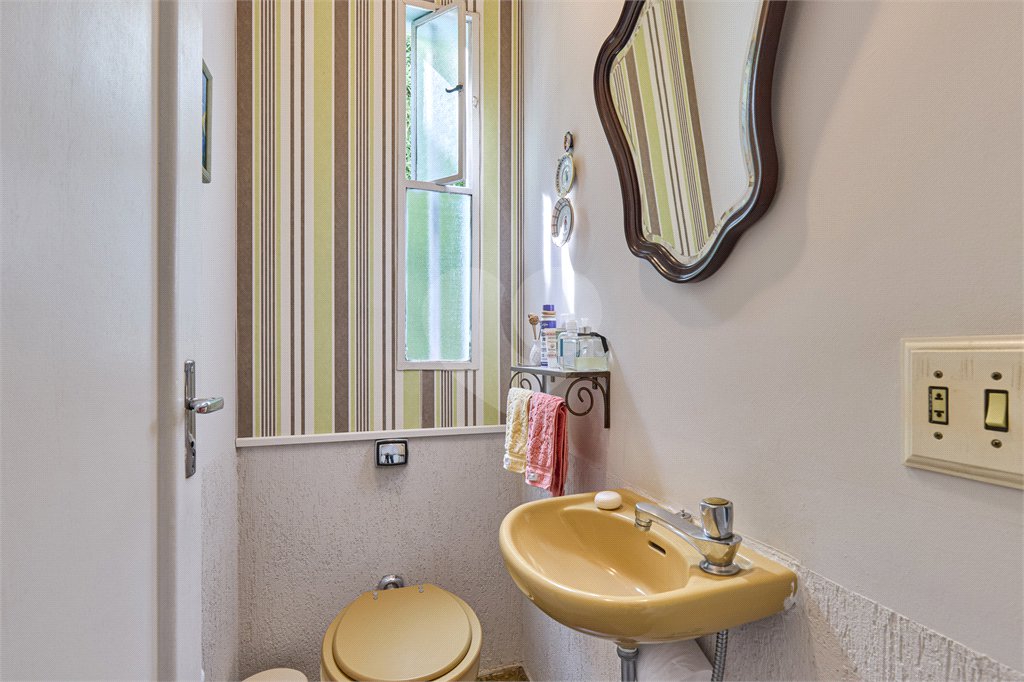 Sobrado à venda com 4 quartos, sendo 1 suíte,  em Jardim Cordeiro, São Paulo, SP