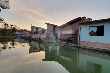 Casa à venda com 4 quartos, sendo 2 suítes, no condomínio Marinas, Bom Jesus dos Perdões - SP