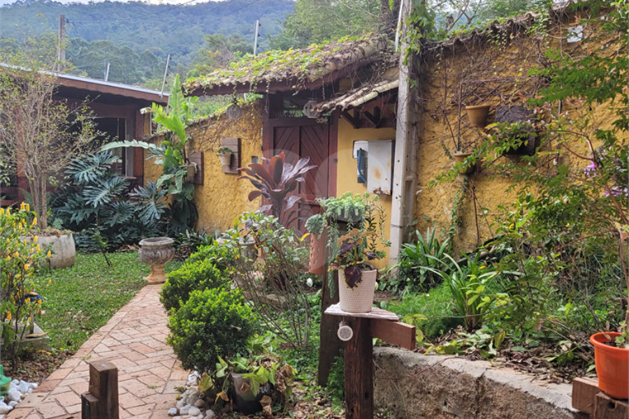 Sobrado à venda com 4 quartos, sendo 2 suítes, no Centro, Mairiporã, SP