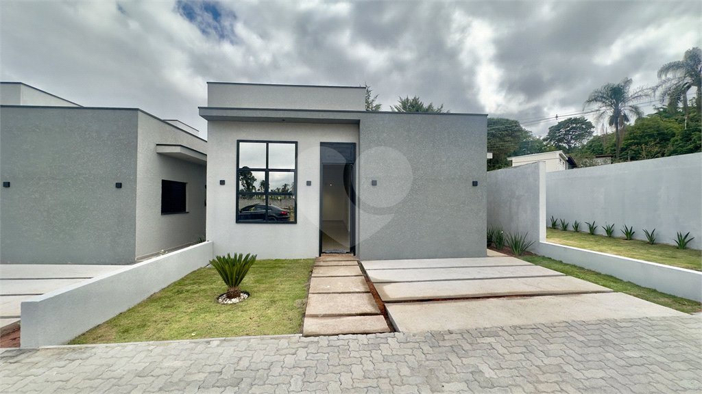 Casa à venda com 3 quartos, sendo 1 suíte, no condomínio Brasil, Atibaia - SP