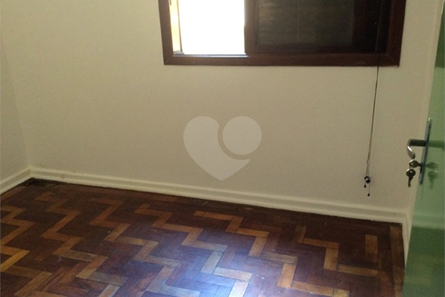 Casa à venda com 4 quartos, sendo 1 suíte, no condomínio Conselheiro Moreira de Barros, São Paulo - SP