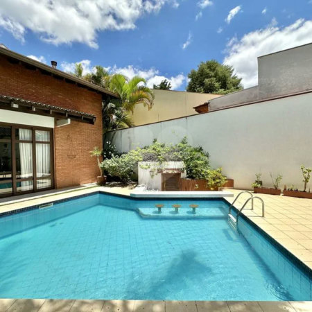 Casa Sofisticada com 4 Dormitórios, Piscina, Salão de Festas Gourmet, Sauna, Lareira e Escritório