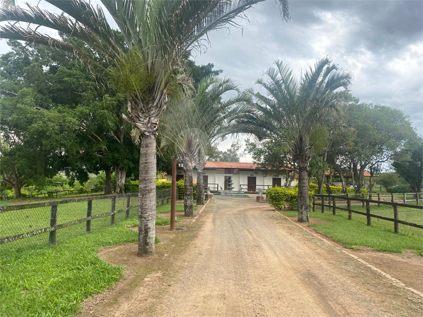 Casa à venda com 8 quartos, sendo 4 suítes, no condomínio Santa Filomena, Salto - SP