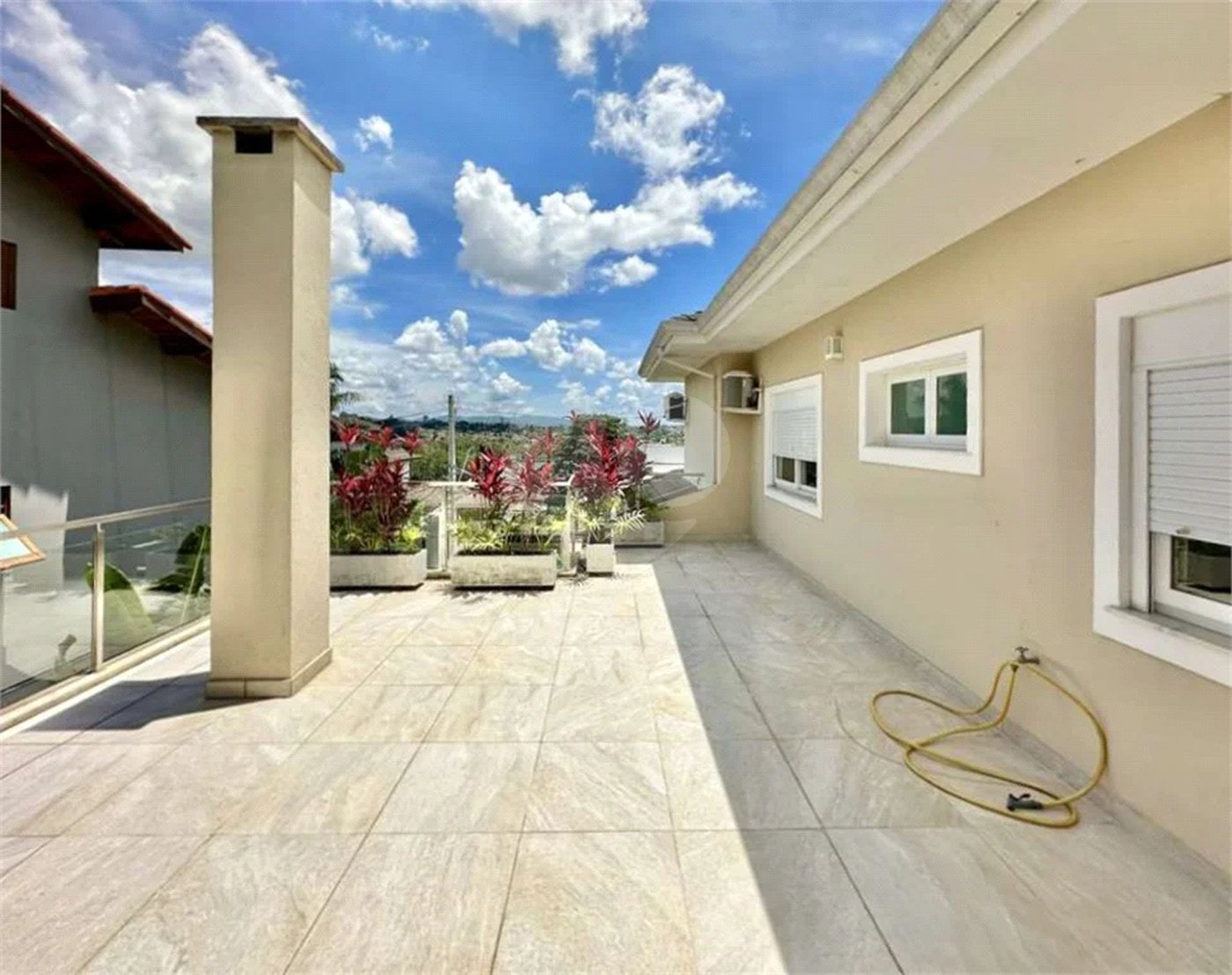 Casa em condomínio Impecável, 4 dorms / 2 suítes, varanda gourmet, piscina, 3 lareiras