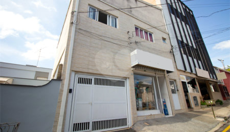Sobrado à venda com 4 quartos, sendo 3 suítes,  no Centro, São Roque, SP