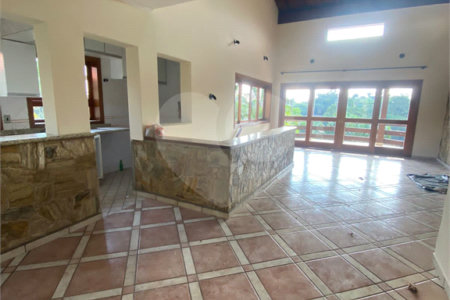 Casa à venda com 3 quartos, sendo 1 suíte, no condomínio Estância Marambaia, Vinhedo - SP