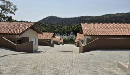 Casa à venda ou para alugar com 2 suítes no condomínio Serra Verde, Atibaia - SP