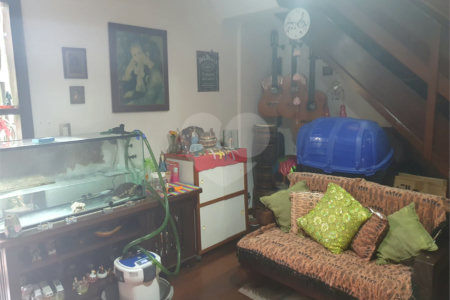 Sobrado no Demarchi com 3 dormitórios, 2 vagas e espaço gourmet com churrasqueira e terraço com vista livre. Excelente localização!