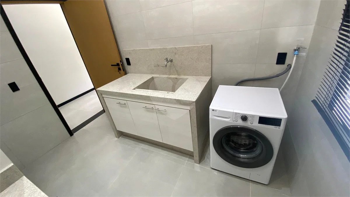 Casa térrea á venda no Condomínio Jardim das Palmeiras, Bragança Paulista.