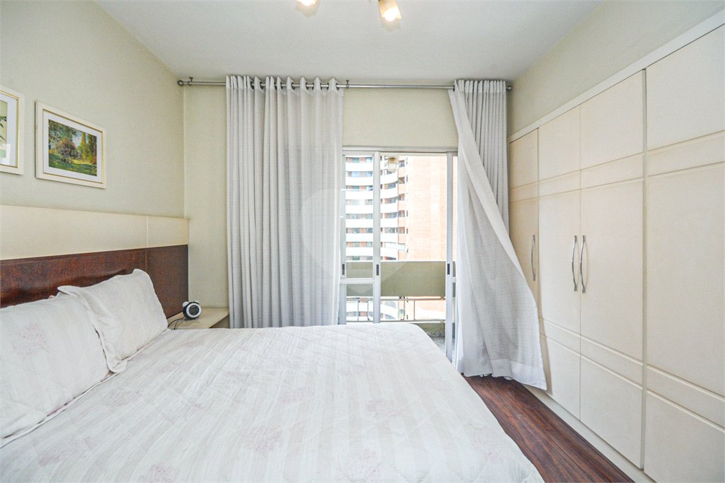Apartamento à venda com 3 quartos, sendo 1 suíte,  em Moema, São Paulo, SP