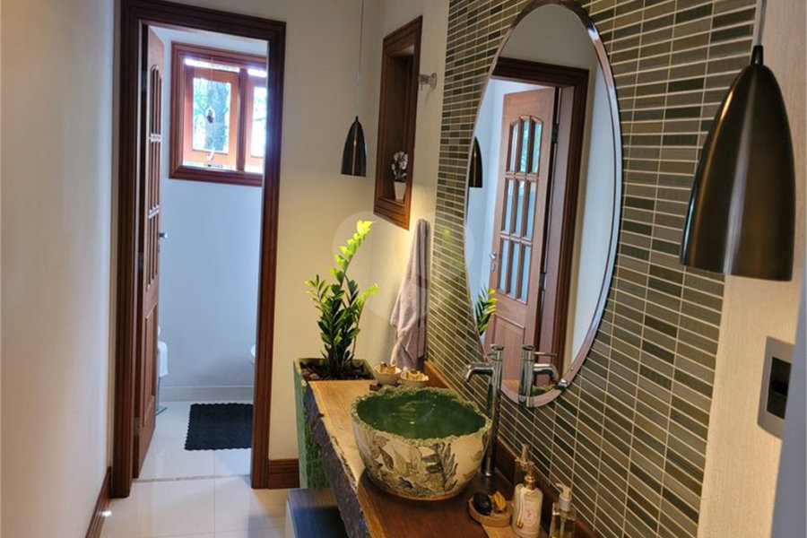 Casa à venda com 4 quartos, sendo 2 suítes, no condomínio Alpes da Cantareira, Mairiporã - SP