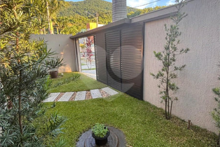 Casa à venda com 3 quartos, sendo 2 suítes, no condomínio Recanto das Palmeiras, Rio de Janeiro - RJ