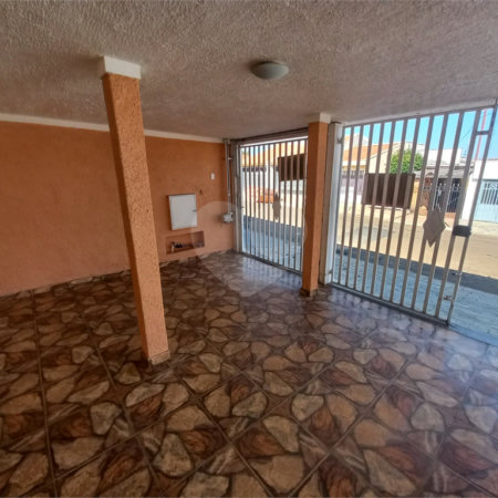 Casa térrea com 2 dormitórios.