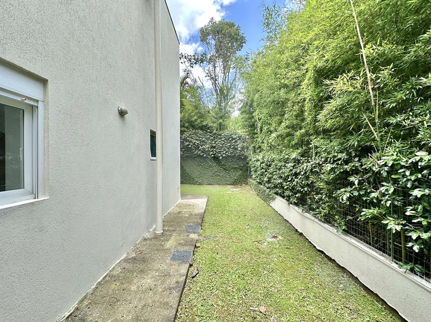 Casa à venda com 4 suítes no condomínio Recanto Impla, Carapicuíba - SP