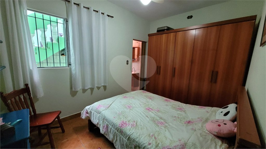Casa à venda com 4 quartos, sendo 1 suíte, em Parque Maria Domitila, São Paulo, SP