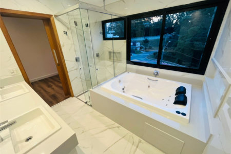 Casa à venda com 4 quartos, sendo 3 suítes, no condomínio Real Park Arujá, Arujá - SP