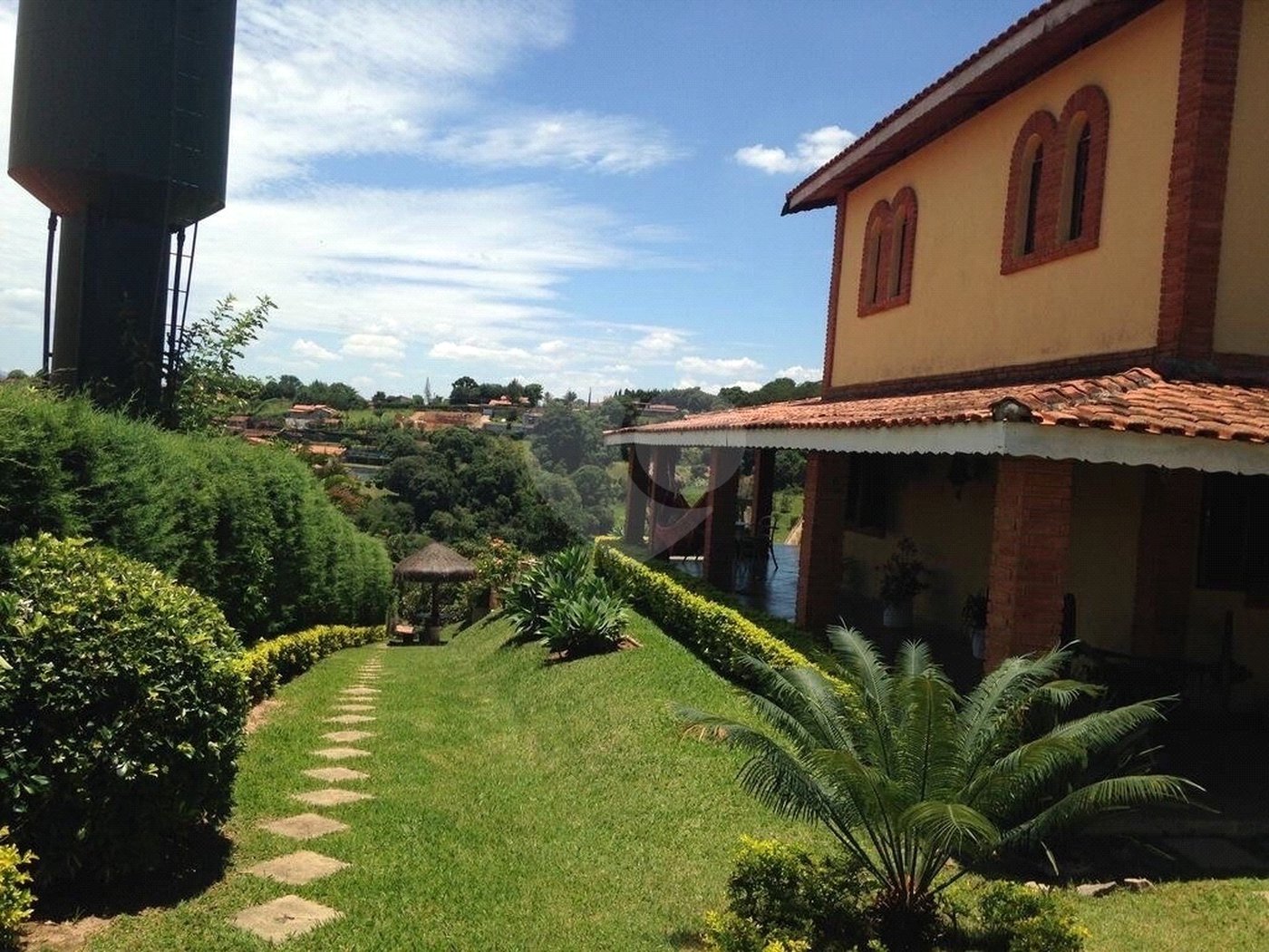 Casa à venda com 3 quartos, sendo 1 suíte,  no condomínio Vista Alegre, Bom Jesus dos Perdões - SP