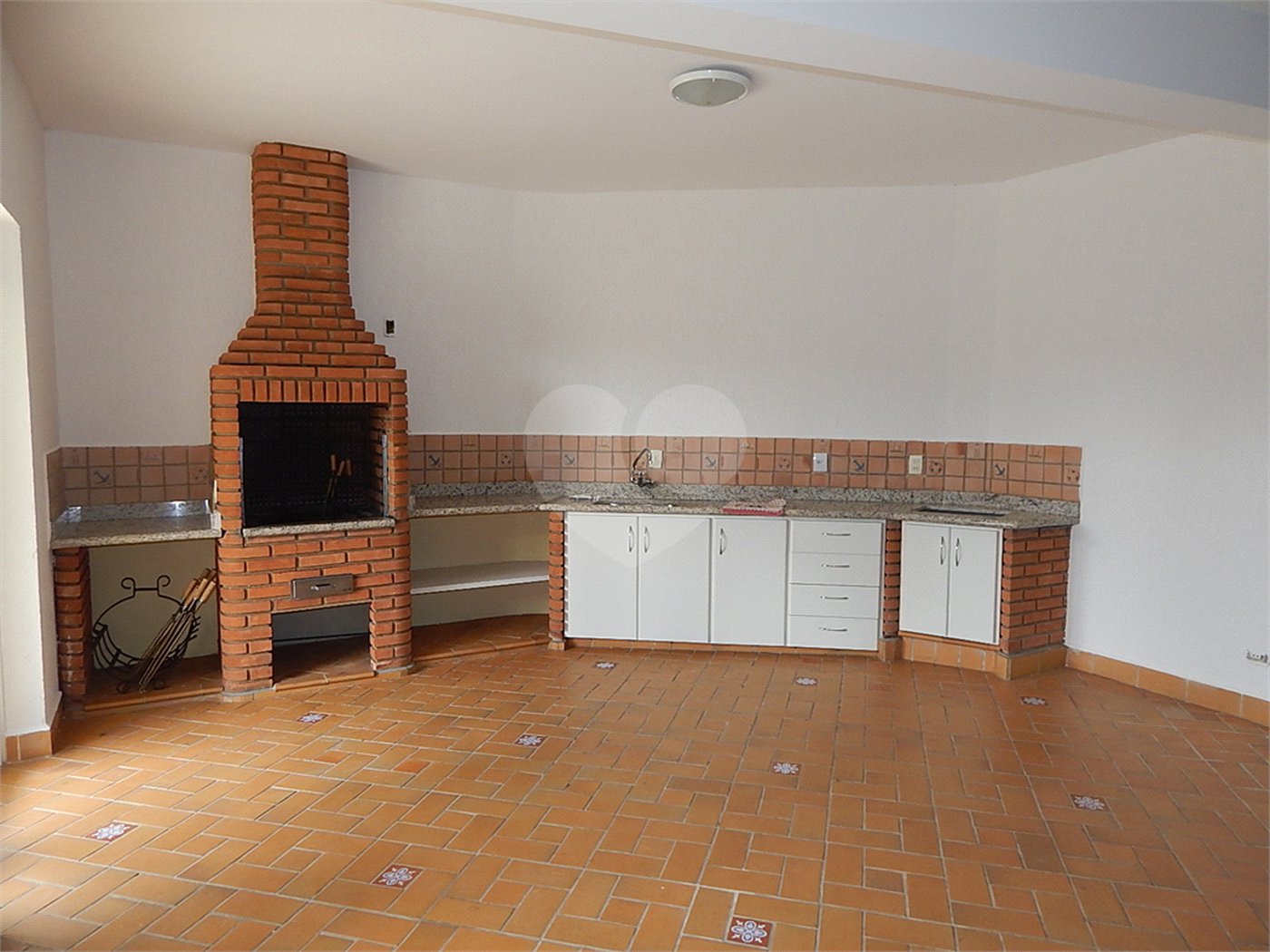 Casa à venda com 3 quartos, sendo 1 suíte, no condomínio Alpes de Vinhedo, Vinhedo - SP