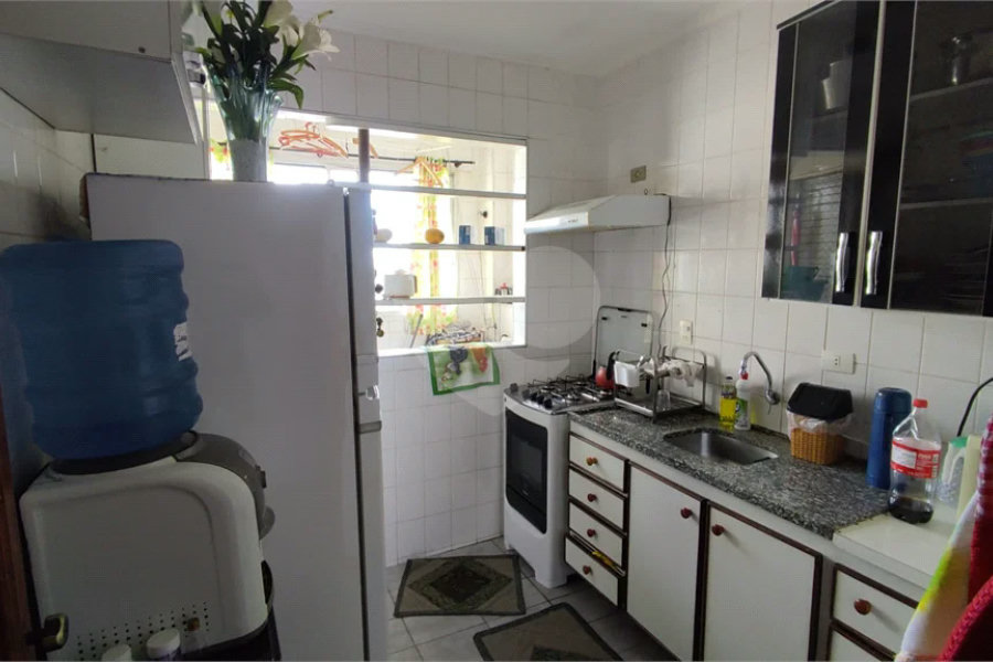 Vende-se apartamento de dois dormitórios no Edifício Marseille, no Centro de Piracicaba;