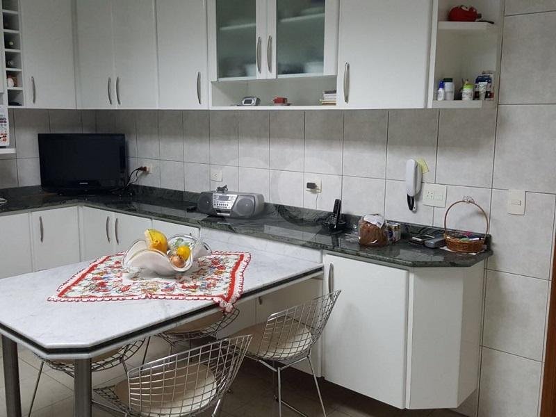 Casa à venda com 3 suítes no condomínio Village, São Paulo - SP