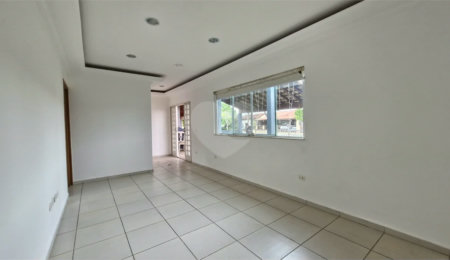Casa para alugar com 3 quartos, sendo 1 suíte,  no condomínio Santa Mônica, Atibaia - SP