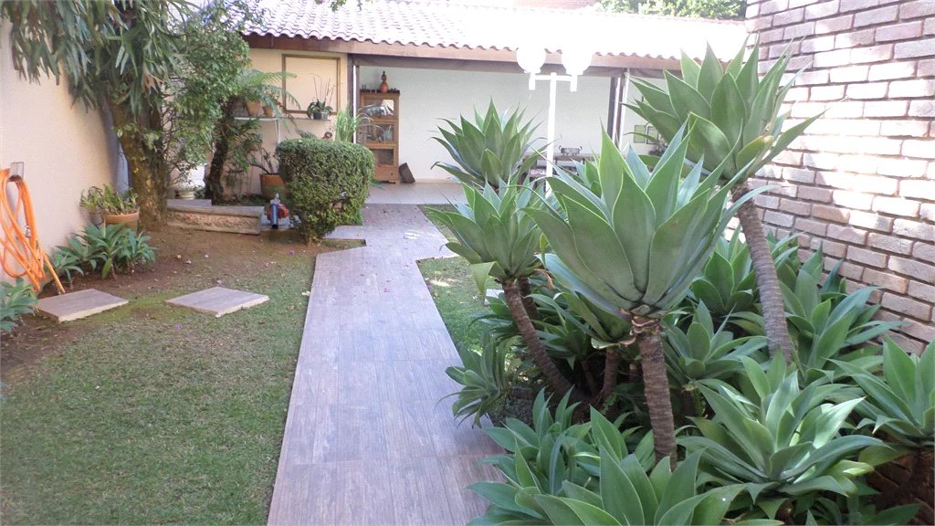 Sobrado à venda com 4 suítes em Recanto Impla, Carapicuíba, SP