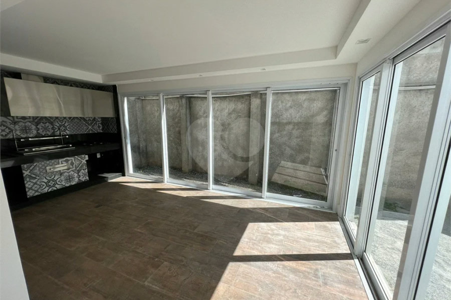 Casa à venda com 4 quartos, sendo 2 suítes, no condomínio Residencial Floresta, São Paulo - SP