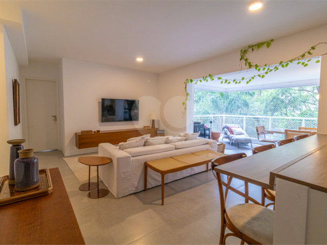 Apartamento à venda com 3 quartos, sendo 1 suíte,  em Morumbi, São Paulo, SP