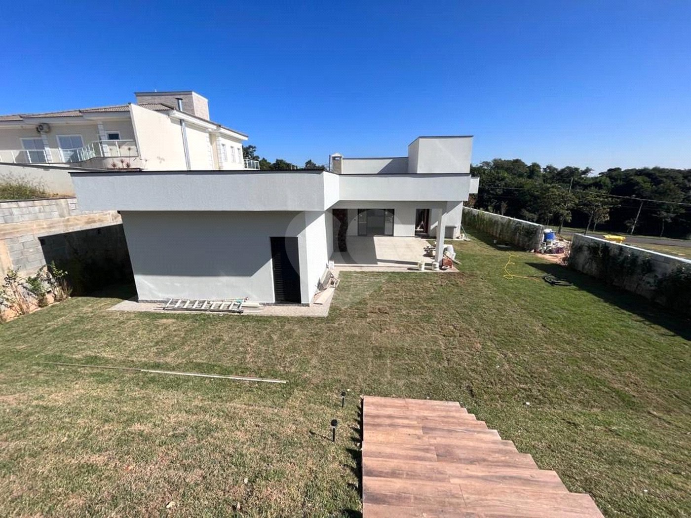 Casa à venda com 4 suítes no condomínio Village Saint Charbel, Araçoiaba da Serra - SP