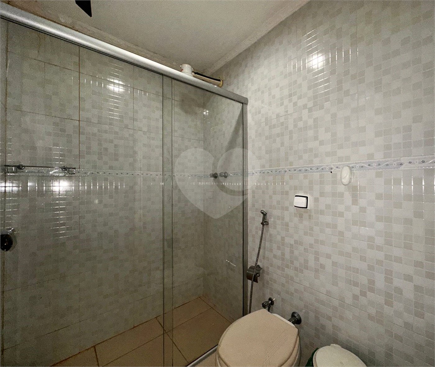 Casa à venda com 5 quartos, sendo 3 suítes, no condomínio Jd Itatinga, São Paulo - SP