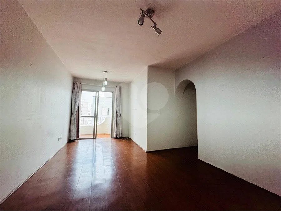 Vende-se Apartamento de 2 Quartos com Sacada na Vila Mascote