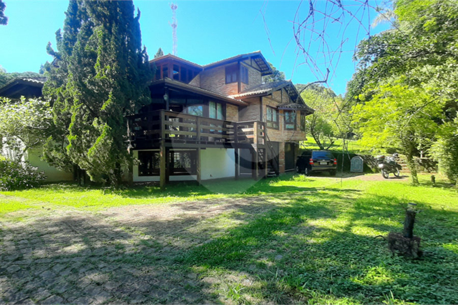 Sobrado à venda com 3 suítes em Serra da Cantareira, Mairiporã, SP