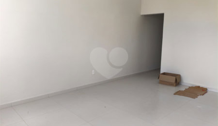 Casa à venda com 3 quartos, sendo 1 suíte, no condomínio Tivolli, Itapetininga - SP